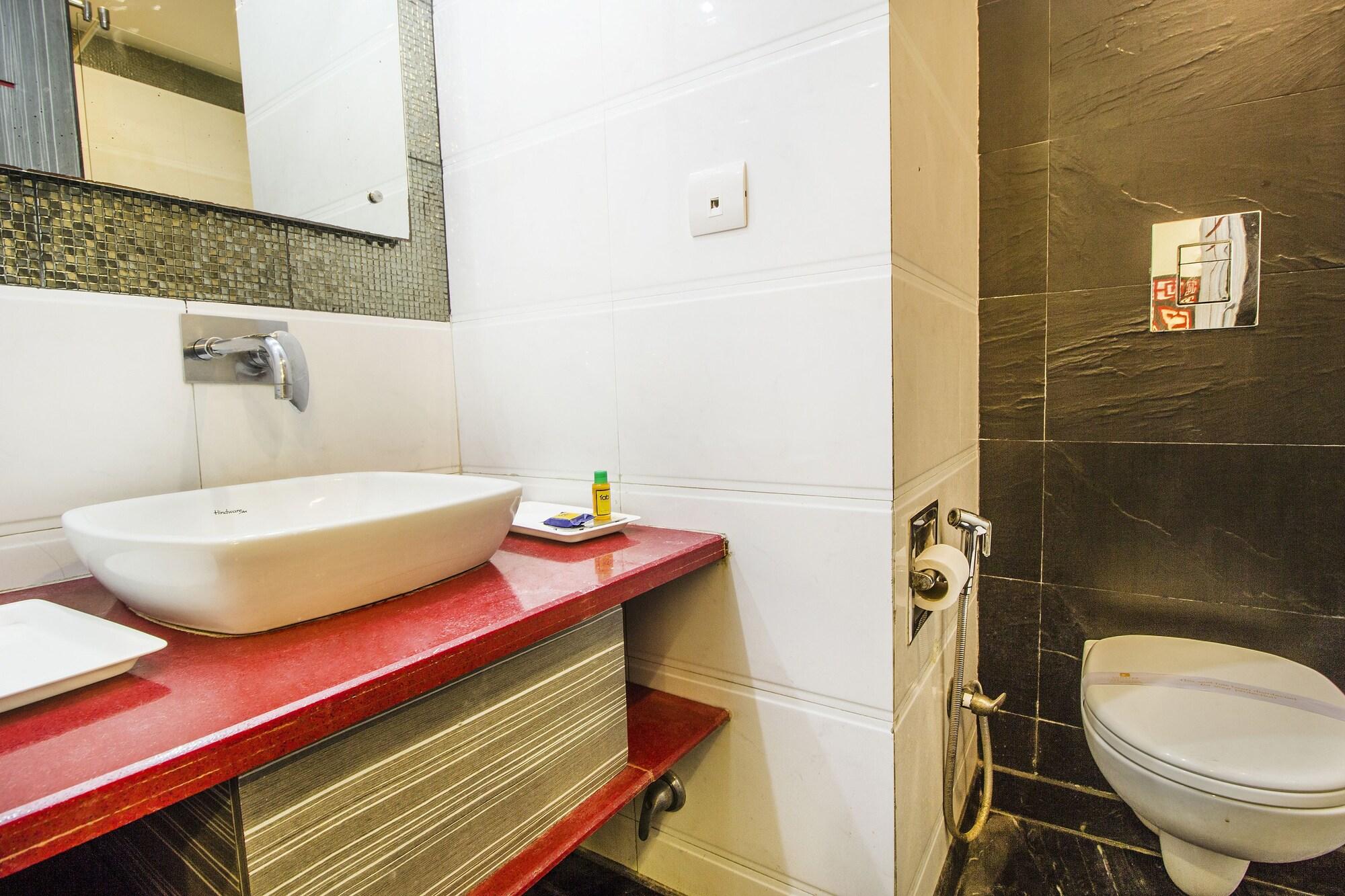 Hotel Suncourt Corporate Нью-Дели Экстерьер фото