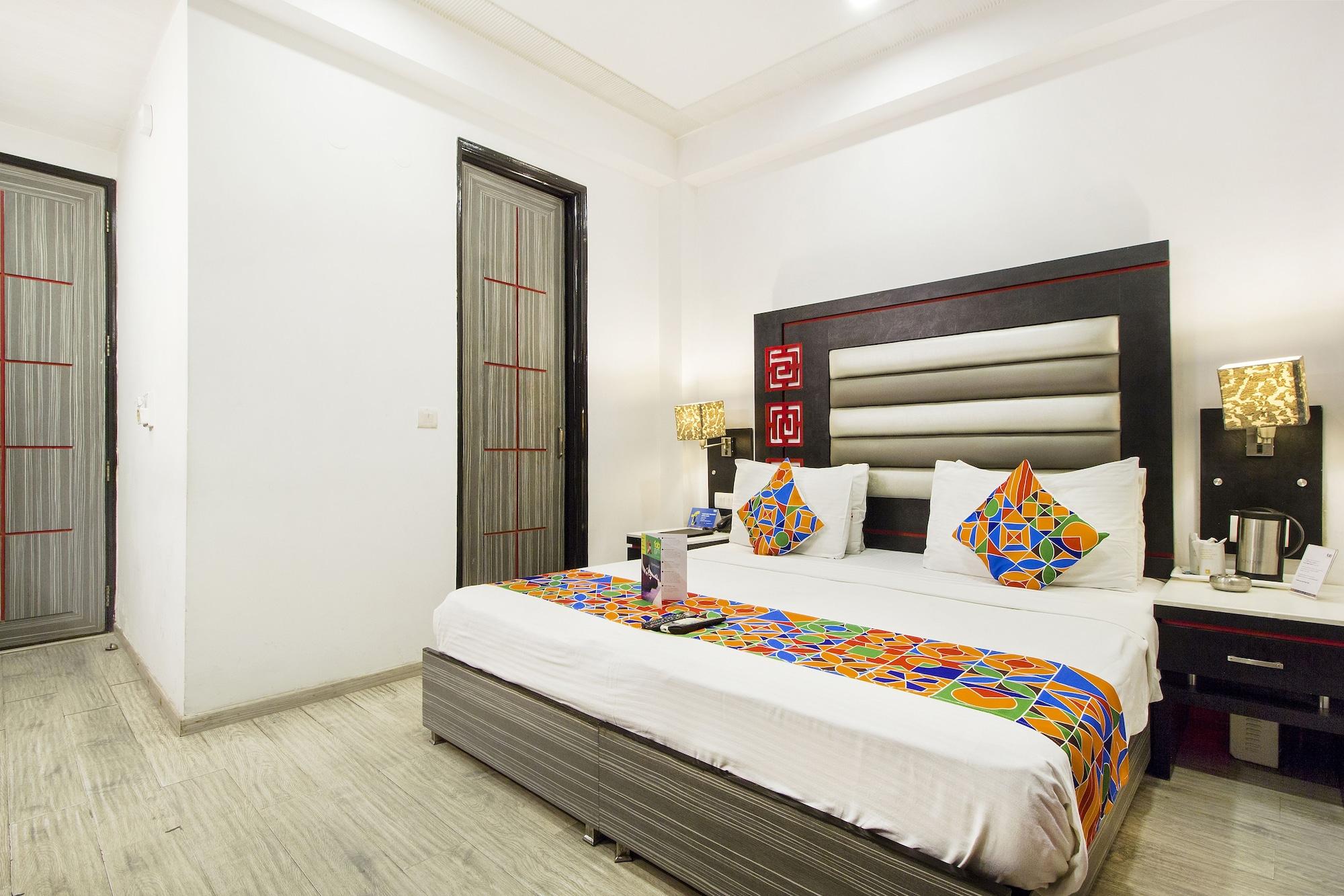 Hotel Suncourt Corporate Нью-Дели Экстерьер фото
