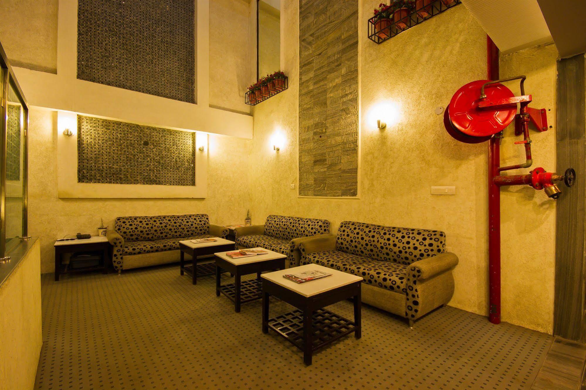 Hotel Suncourt Corporate Нью-Дели Экстерьер фото