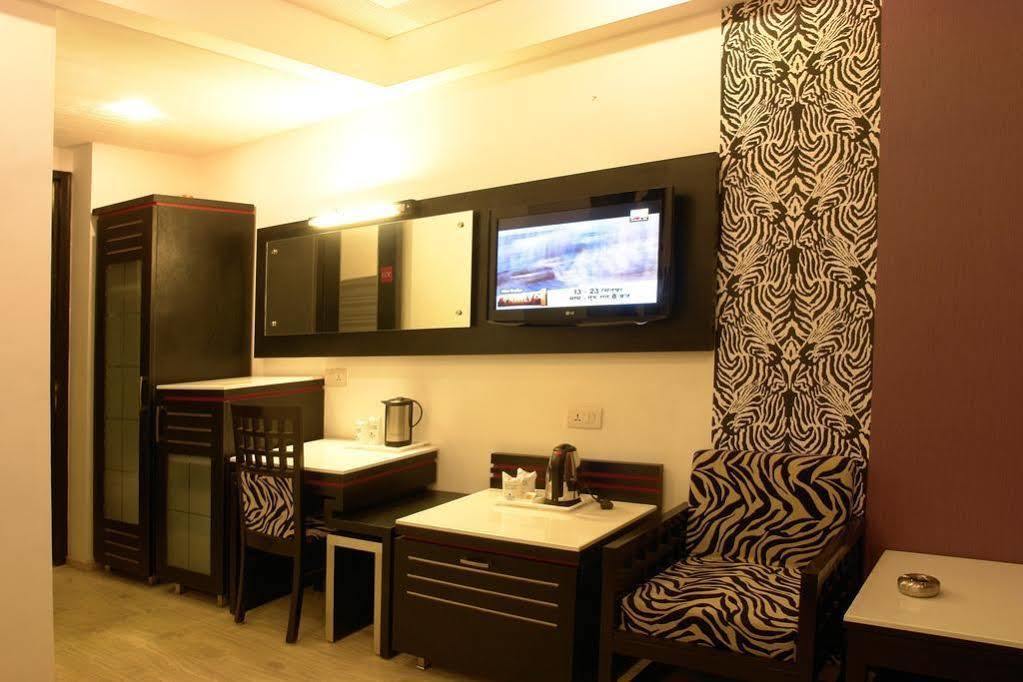Hotel Suncourt Corporate Нью-Дели Номер фото